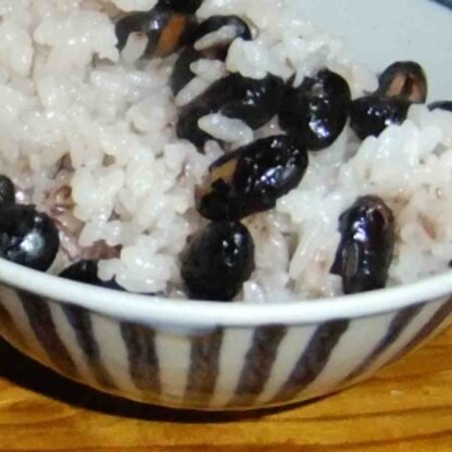 こんにちは！
黒豆ご飯おいしいですね♪栄養価も高そう！発芽玄米は、入ってないですけど、美味しくいただきました♪ごちそうさまでした！！